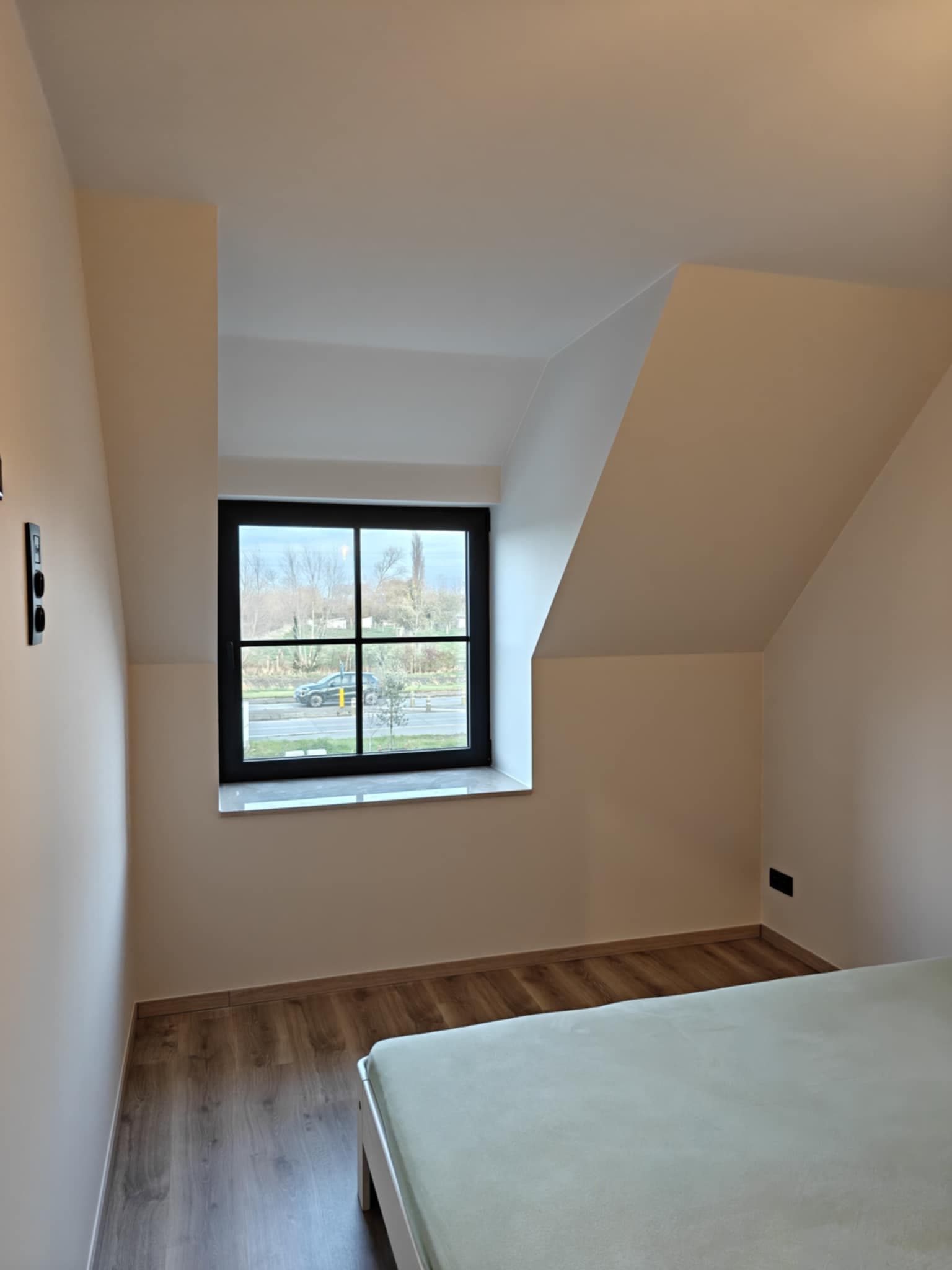 Behangwerken en wandafwerking in slaapkamer